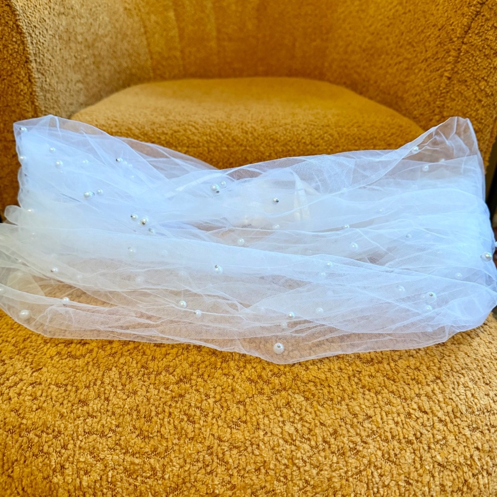 BNIP White Pearl Adorned Mesh Bridal Off The Shoulder Wrap -O/S